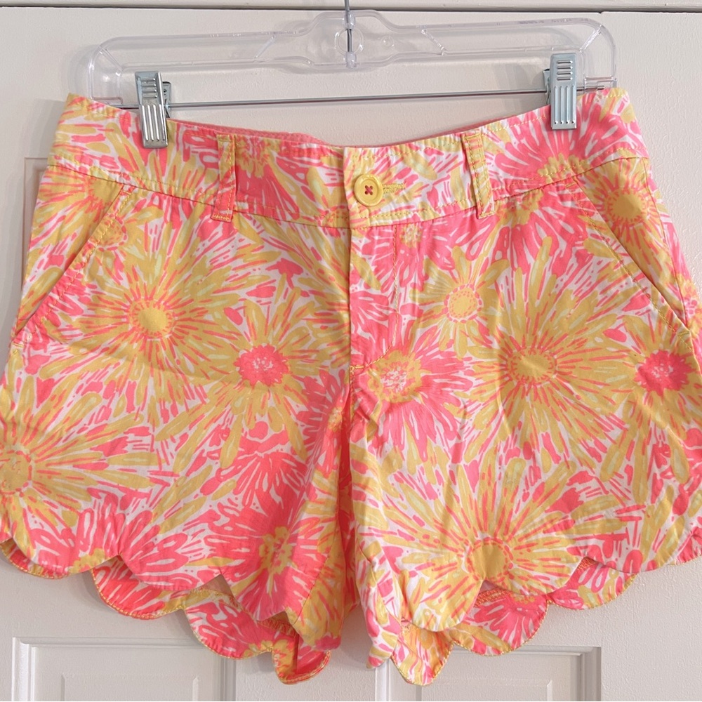 Lilly Pulitzer Buttercup Short Scalloped Hem size 4
